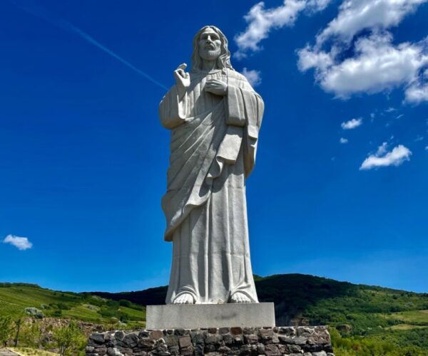 tarcal-tokaj-vilagorokseg-aldo-krisztus-jezus-szobor